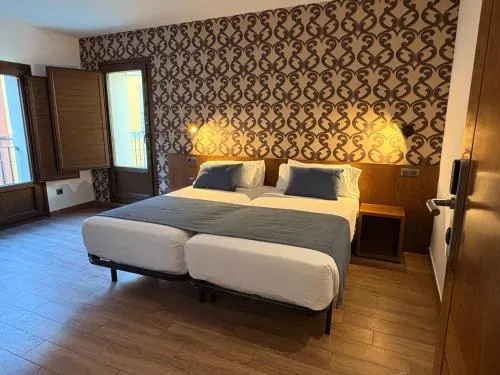 Le Petit Leon Hotel - Image 1
