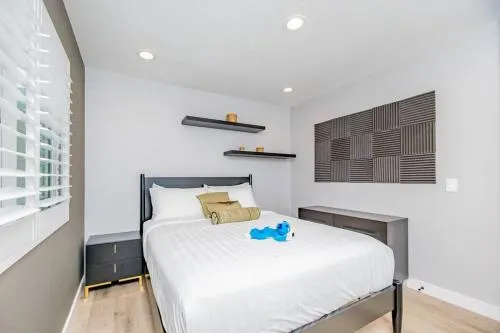 Luxurious 5B4B Home with Pool and View - Image 1