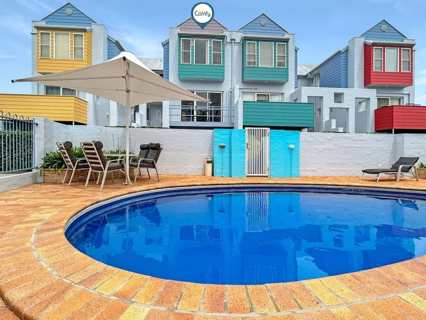 3-bed With Alfresco Dining & Pool in Batemans Bay - Image 1