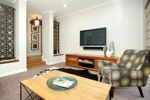 Garden City Luxury Apt - Image 1