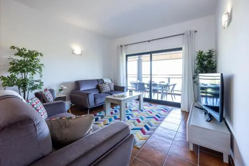 Spacious Two Bedroom Apartment Marina Park - Image 1