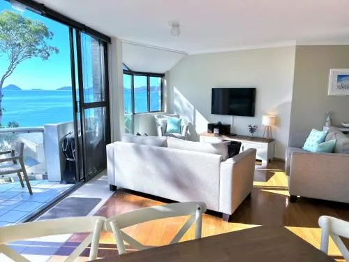 Tranquil Escape Koala Hotspot 2 Bed 2 Bath Apt Spectacular Sea Views - Image 1