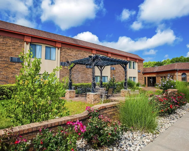 Quality Inn & Suites Kansas City Airport North - Image 1