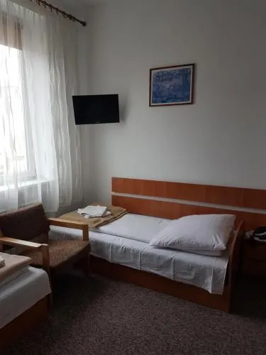 Hotel Pod Trzema Rozami - Image 1