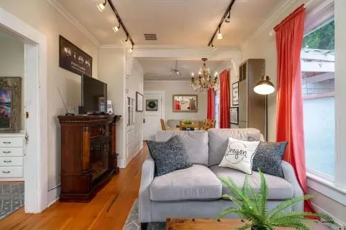 Central Beaverton Cottage - Image 1