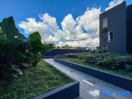 Stylish 1BR Apt in Ivanhoe with Free Parking - Image 1