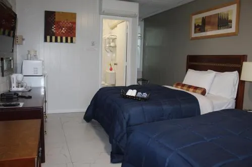 Travellers Hotel - Image 1