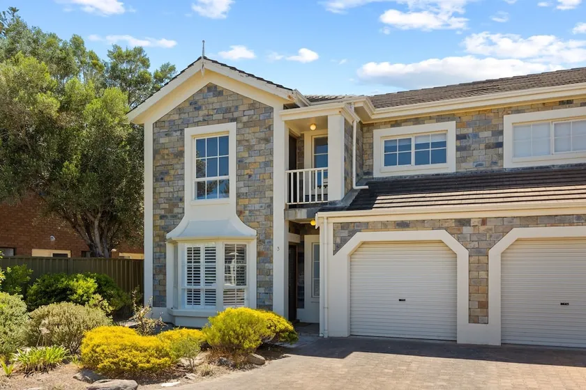 Elegant 3-Bed Home from Sunny Glenelg Beach - Image 1