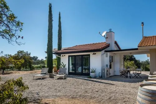 Cocavin Carriage House by Avantstay Gated Vineyard Ranch + Fire Pit + BBQ Paso Robles - Image 1