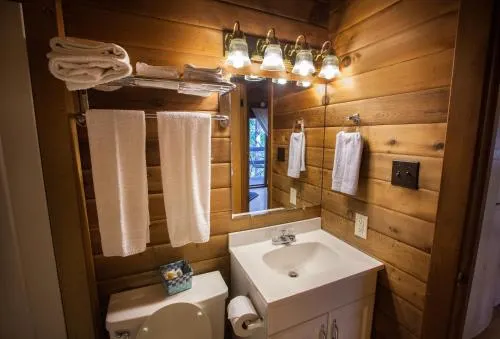 Lake Texoma Camping Resort Cabin 10 - Image 1