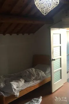 Lingyin Tangchao Hostel - Image 1