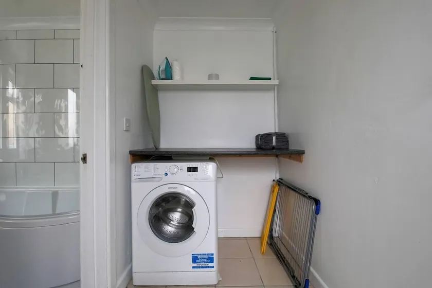 3-bed House in Cardiff With Sky TV & Twin Beds - Image 1