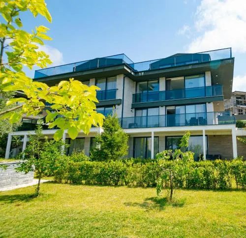 Royal Blue Luxury Villas - Image 1