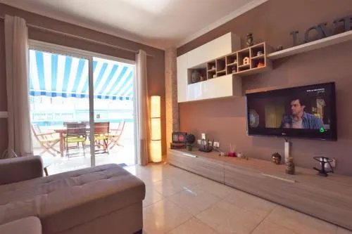 Sophisticated Apartment With Bbq & Pool & Beach - Image 1