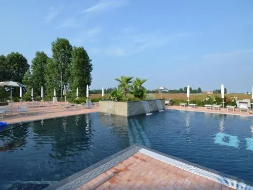 Apartment in the Po Valley with pool and wellness center. - Image 1