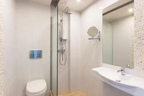 Socrates Plaza Hotel - Image 1