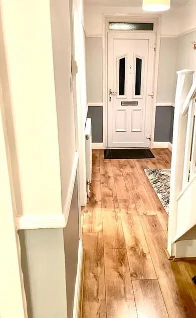 Spacious 3-Bed House With Free Parking - Image 1