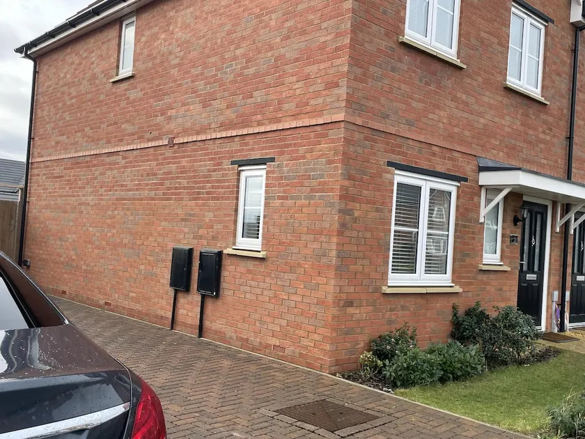 Impeccable 3-bed House in Northampton - Image 1