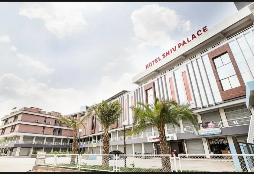 Hotel Shiv Palace by OYO - Image 1