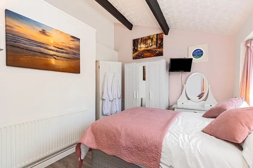 The Hollies - Short Walk to Beach, Peaceful Location, Parking - Image 1