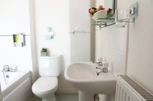 Lolite Homes - 4 Bed Perfect for NEC Genting Arena Resort World & Airport - Serviced Hawk Home - Image 1