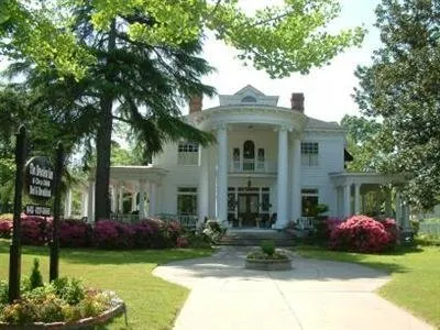 Breeden Inn Cottages & Retreat on Main - Image 1