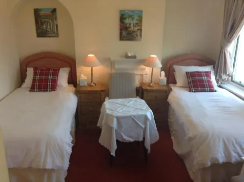 Miramar Guesthouse - Image 1
