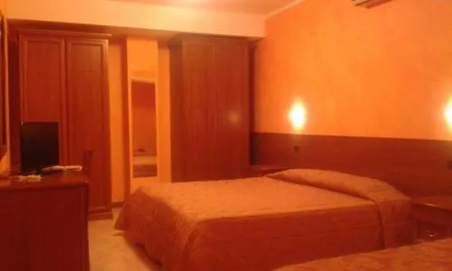 Hotel Cristallo Cerreto Laghi - Image 1