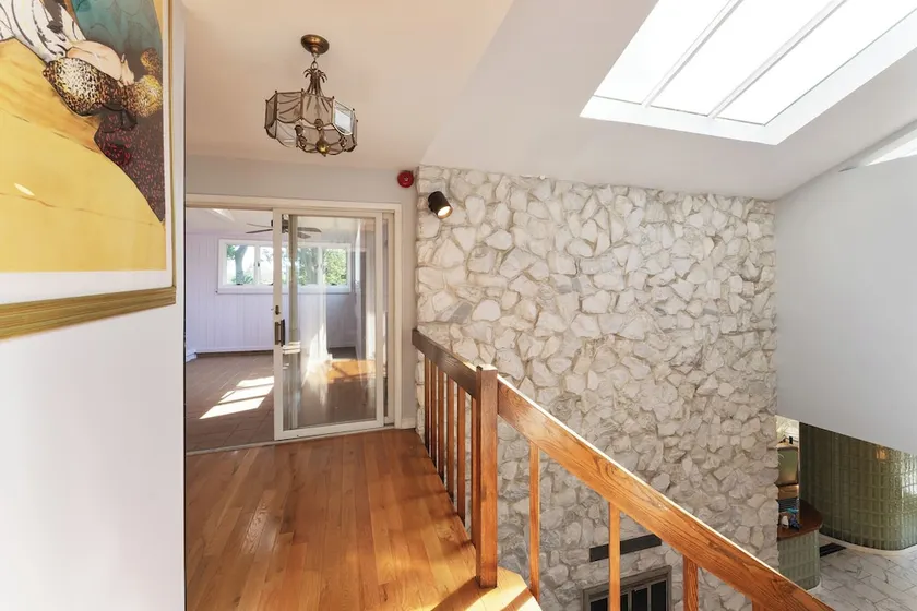 Luxury Bay Shore Home - Image 1