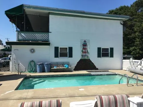Crosswinds Motel & Cottages - Image 1