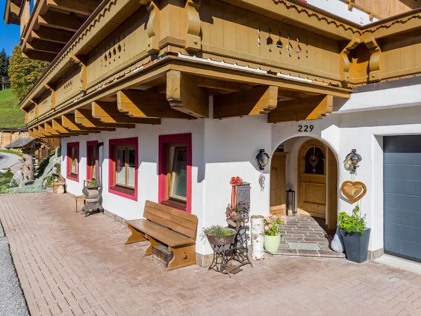 Spacious Apartment in Saalbach-Hinterglemm near Ski Lift - Image 1