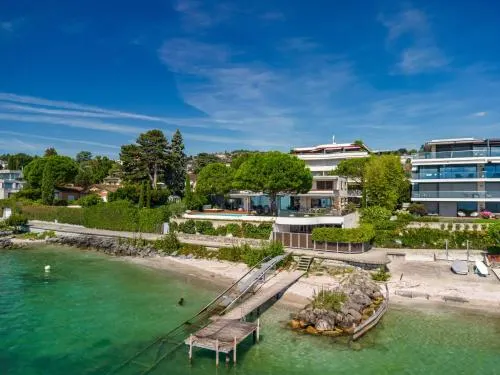 Luxurious 4-Bedroom Villa on the Shores of Geneva Lake by GuestLee - Image 1