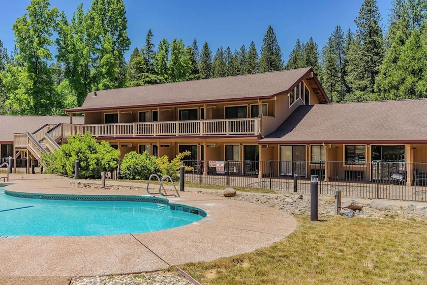 Pioneer Inn & Suites - Image 1