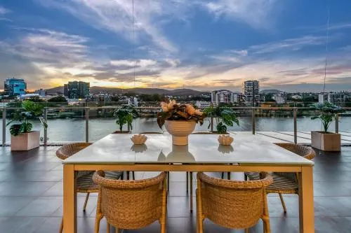Stunning Waterfront Penthouse 3 or 4 Bedrooms - Image 1