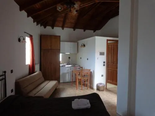 Alonaki Guesthouse - Image 1