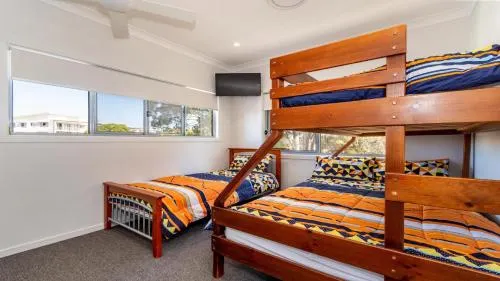 Stunning Canal Home Oh So Close To The Waterfront - Image 1