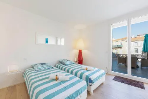 145 m2 apartment facing the sea, private access to - Image 1
