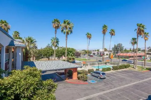 Super 8 by Wyndham Bakersfield Central - Image 1