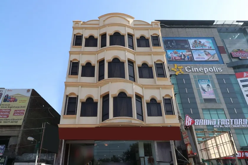 Hotel Kishore International by OYO Rooms - Image 1