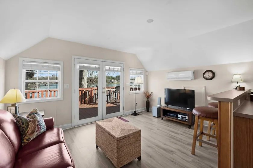 Bear Creek Lodge by Avantstay Lakefront + Dock - Image 1