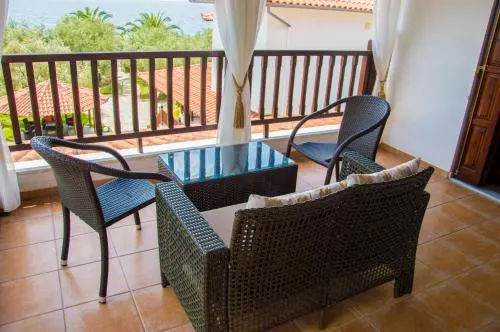 Paradise Studios & Apartments - Image 1