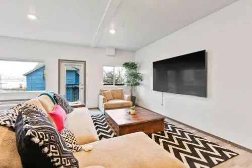 HUGE Fun Trendy Apt by Perry District & Downtown - Image 1
