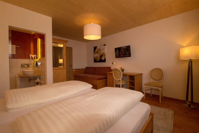Triple room, shower or bath, toilet - Image 1