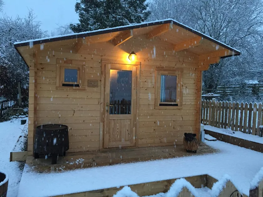 Cosy 1 bed Farm Stay Cabin - Image 1