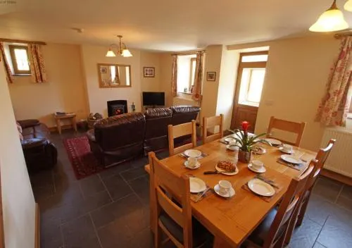 Ty Ar Y Mynydd - Image 1