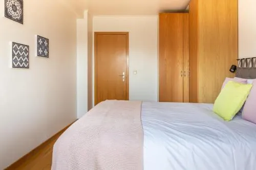 One Bedroom Apartment with Stunning River Views and Private Rooftop! - Image 1