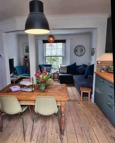 Mermaid Cottage Teignmouth by the beach SLEEPS 7 - Image 1