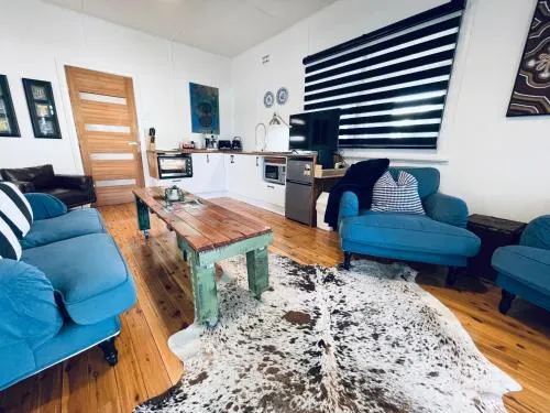 Bungalow@tenterfieldmodern Vintage Luxury - Image 1