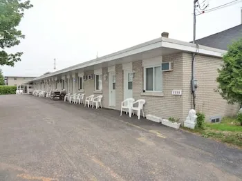 Motel Tracy - Image 1