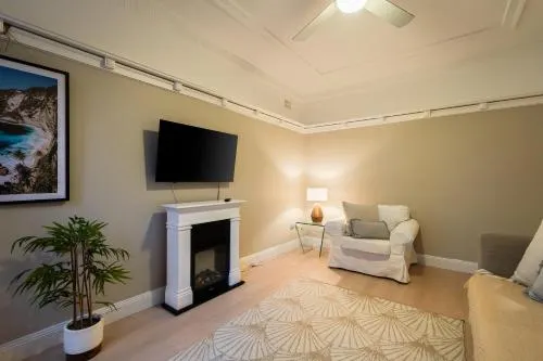 Best location in Manly Harbour view - Image 1